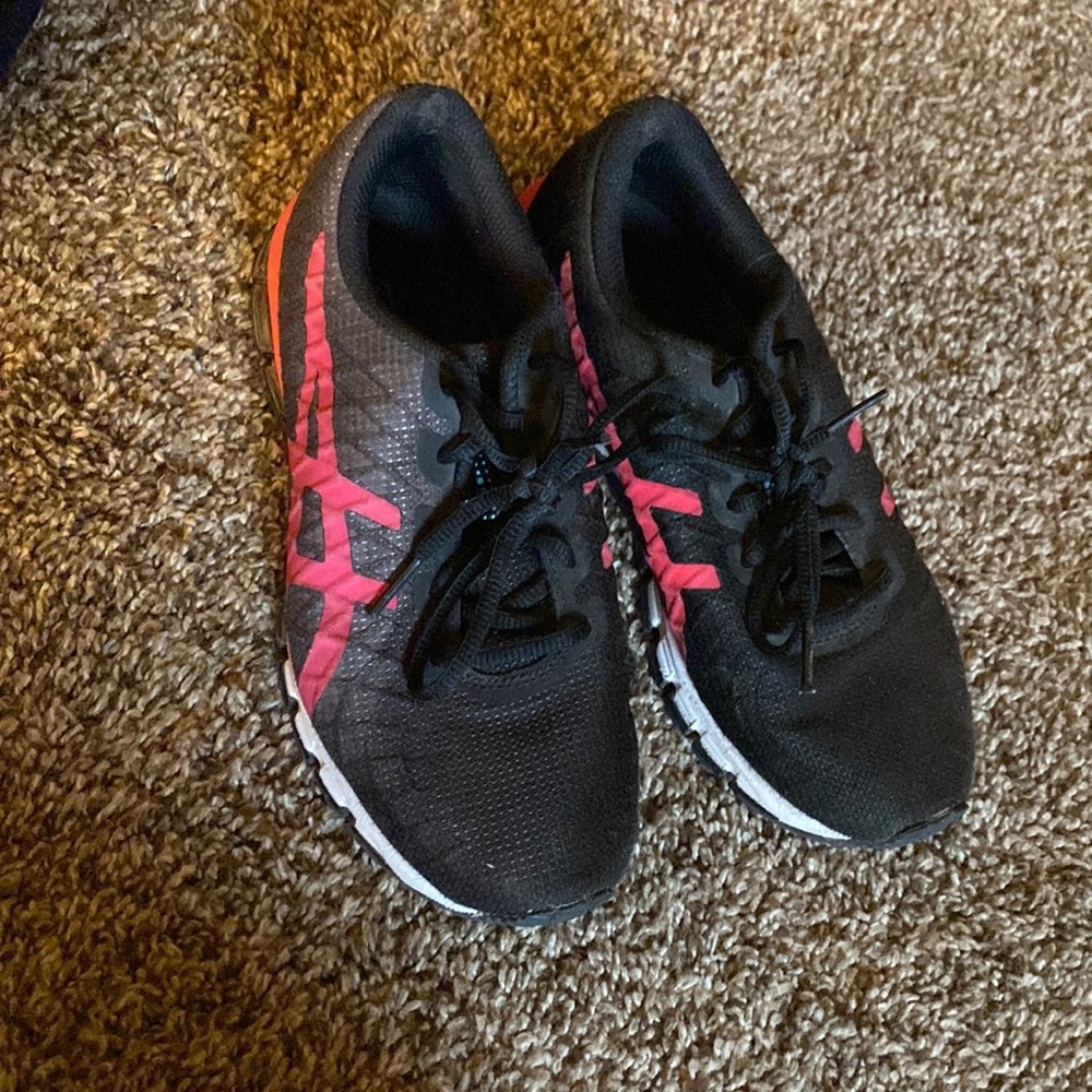 Acer, tennis shoes in good condition. Wear and tear on the inside of right.